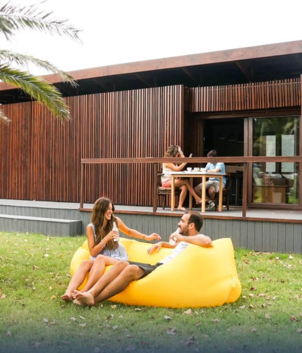 Pareja descansando frete a la casa